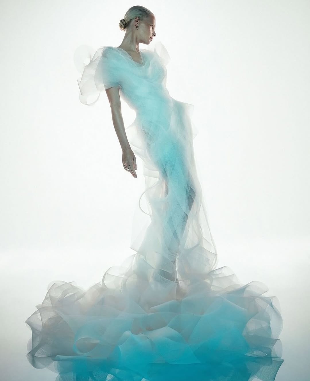 The @lever_couture Bride by @lessjaverlingieri sho...