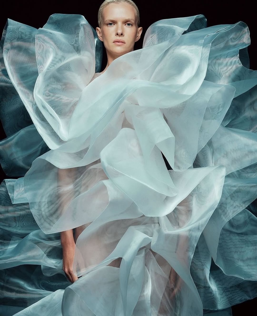 The @lever_couture Bride by @lessjaverlingieri sho...