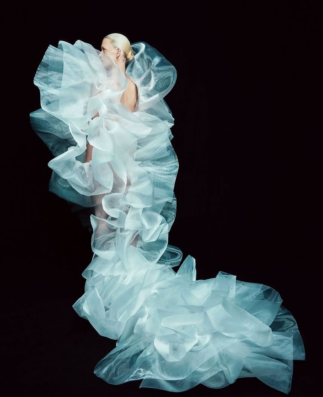 The @lever_couture Bride by @lessjaverlingieri sho...