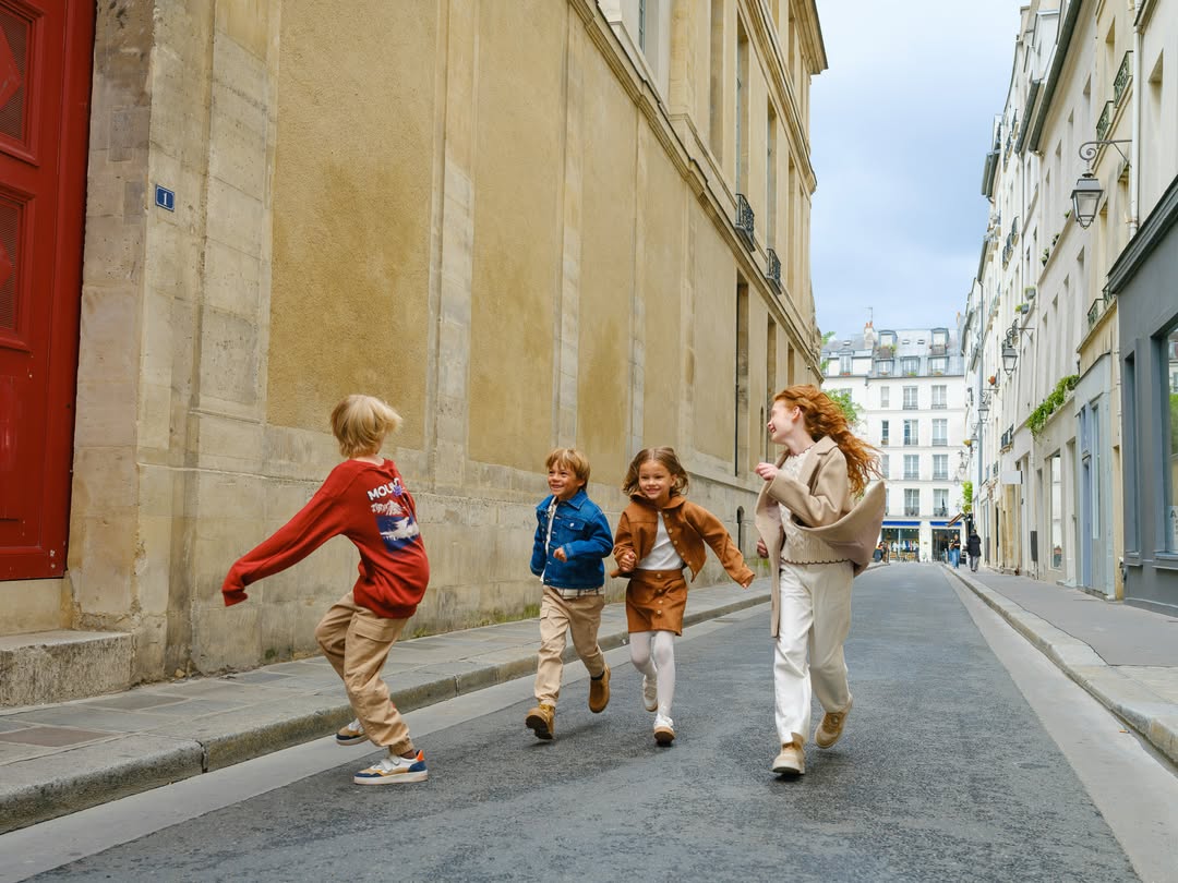 Children take over the parisian streets in the new...