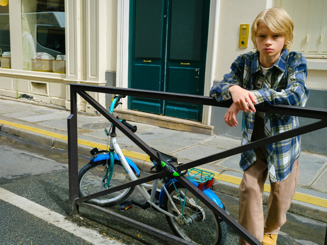 Children take over the parisian streets in the new...