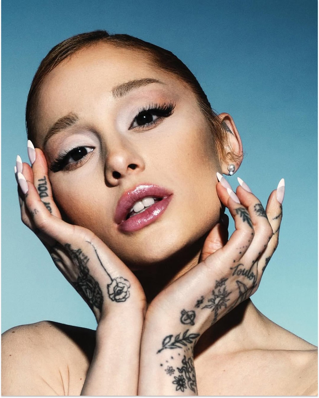 Sharing Ariana Grande and Cynthia Erivo in the stu...